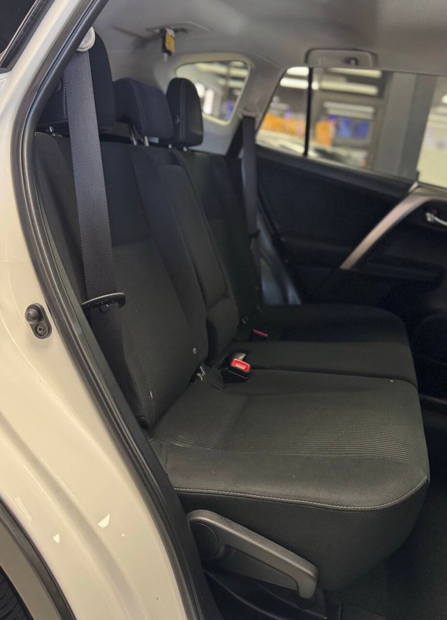 Toyota RAV4 Vehicle Full-screen Gallery Image 22