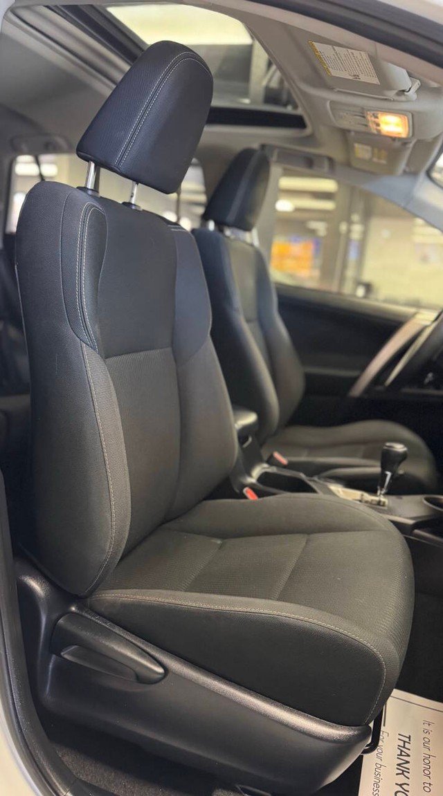 Toyota RAV4 Vehicle Full-screen Gallery Image 23