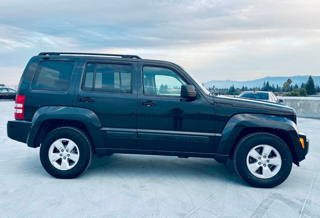 Jeep Liberty Vehicle Full-screen Gallery Image 08