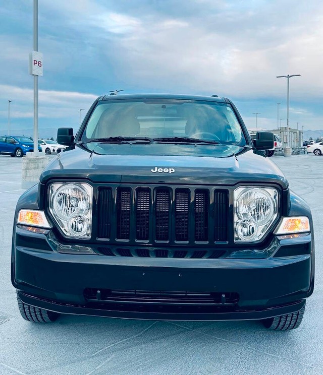 Jeep Liberty Vehicle Full-screen Gallery Image 02