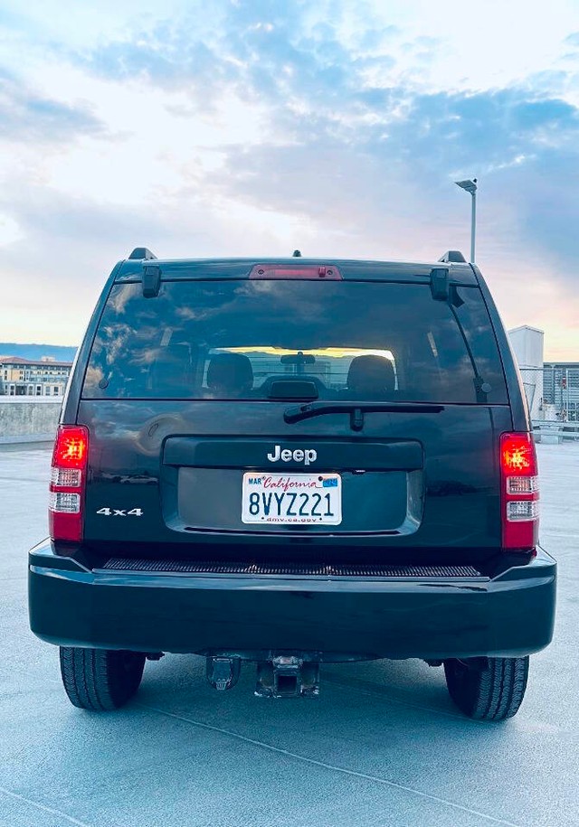 Jeep Liberty Vehicle Full-screen Gallery Image 06