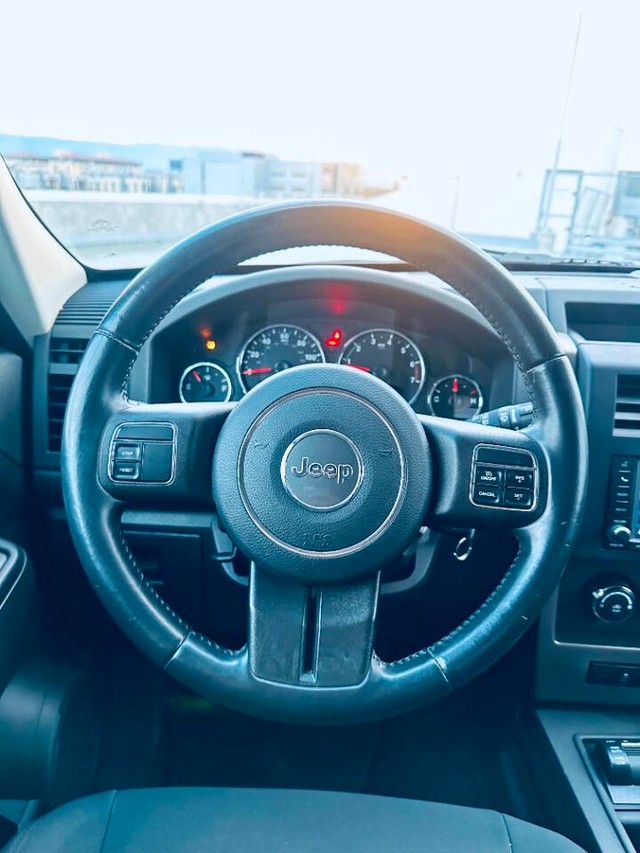 Jeep Liberty Vehicle Full-screen Gallery Image 10