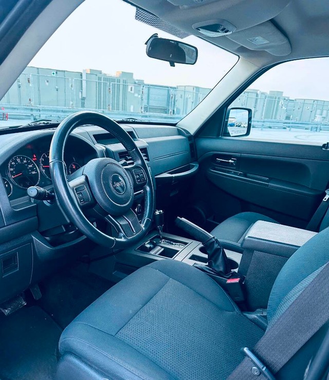 Jeep Liberty Vehicle Full-screen Gallery Image 13