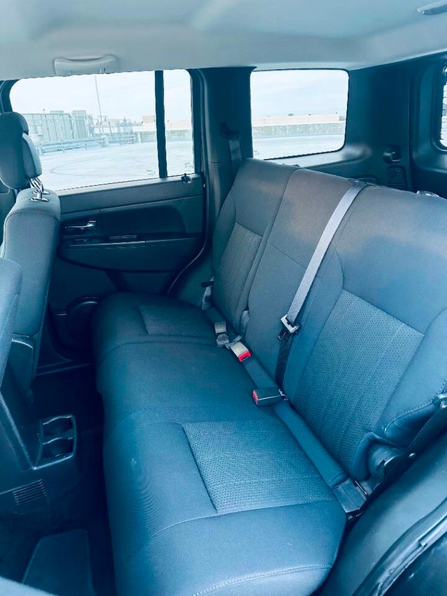 Jeep Liberty Vehicle Full-screen Gallery Image 14