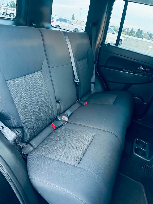 Jeep Liberty Vehicle Full-screen Gallery Image 16