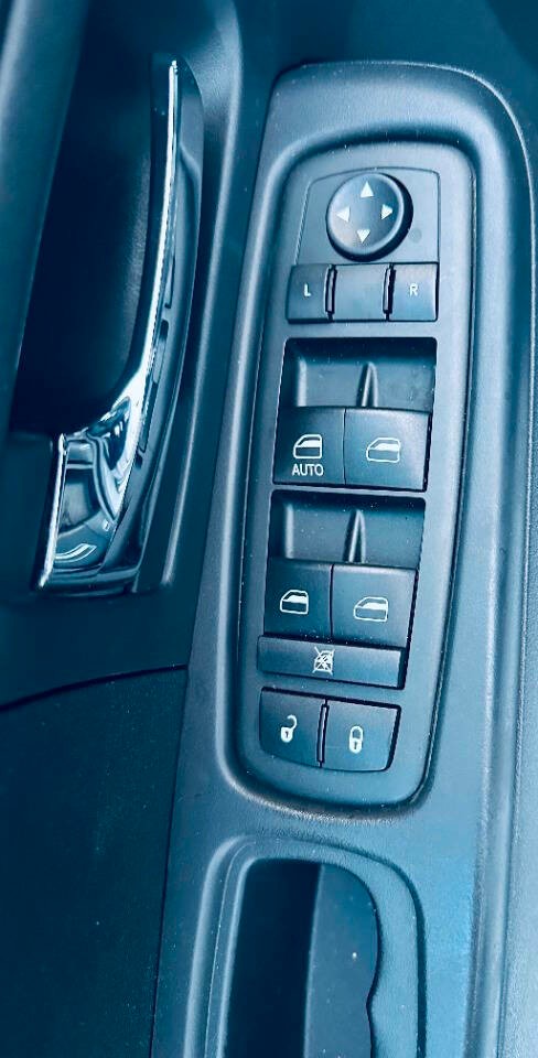 Jeep Liberty Vehicle Full-screen Gallery Image 18