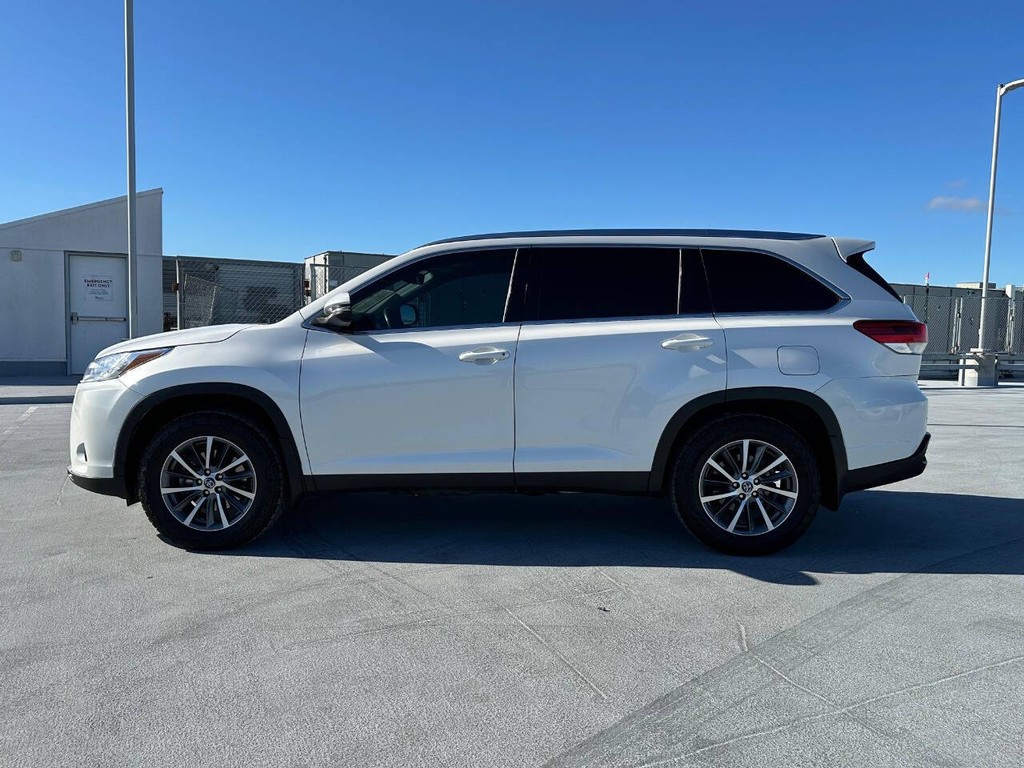 Toyota Highlander Vehicle Full-screen Gallery Image 04