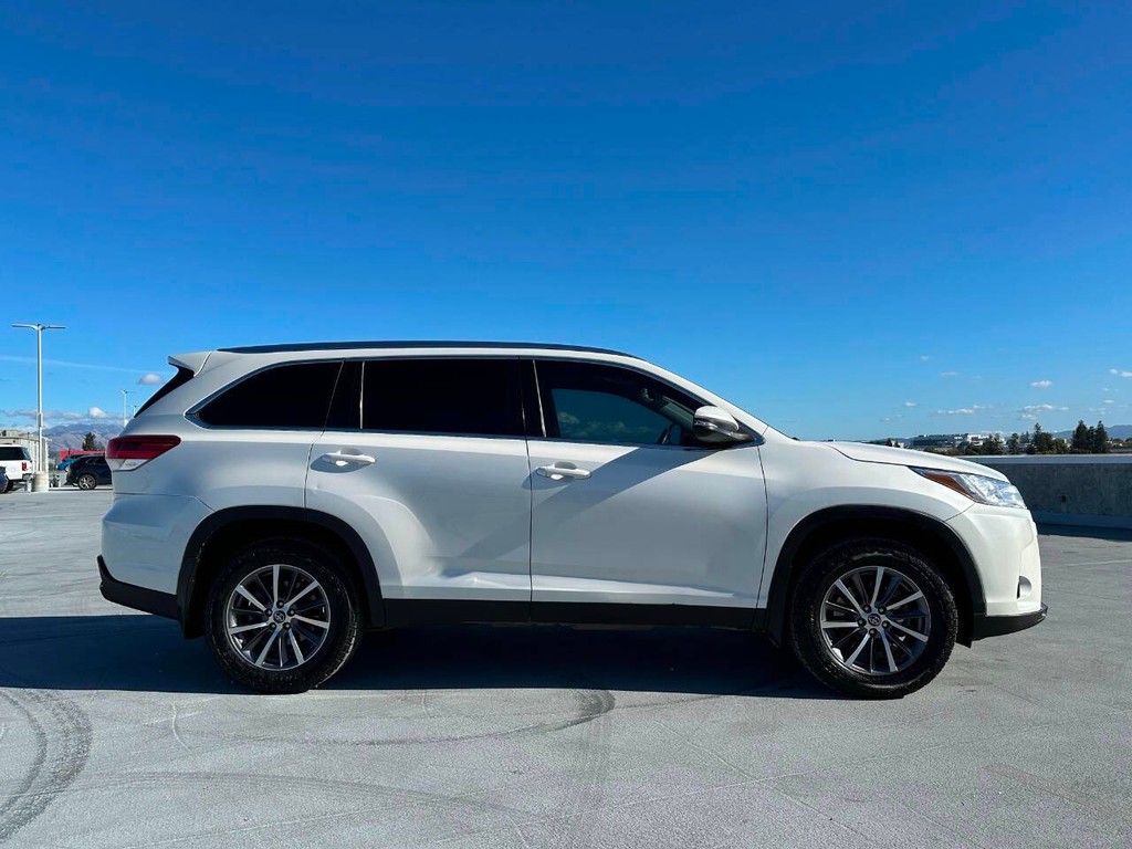 Toyota Highlander Vehicle Full-screen Gallery Image 08