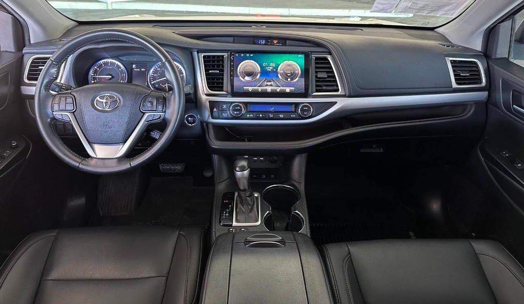 Toyota Highlander Vehicle Full-screen Gallery Image 09