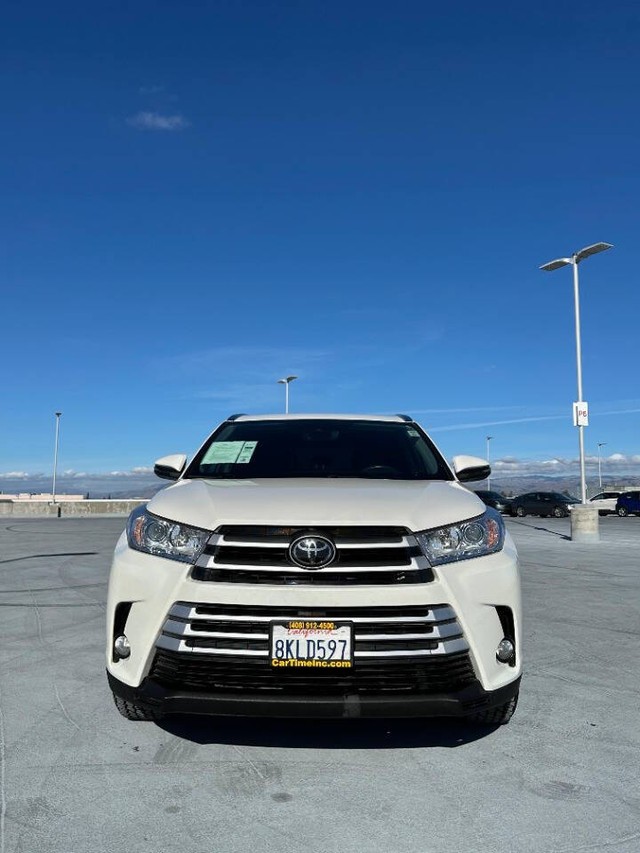 Toyota Highlander Vehicle Full-screen Gallery Image 02