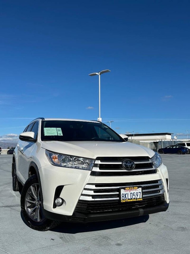 Toyota Highlander Vehicle Full-screen Gallery Image 03