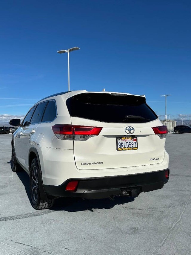 Toyota Highlander Vehicle Full-screen Gallery Image 05