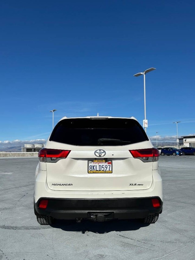 Toyota Highlander Vehicle Full-screen Gallery Image 06