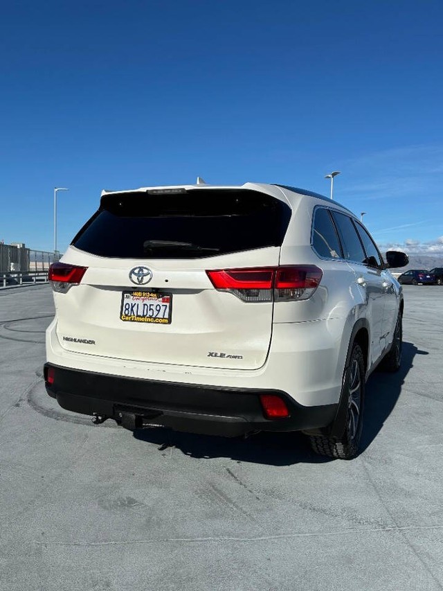 Toyota Highlander Vehicle Full-screen Gallery Image 07