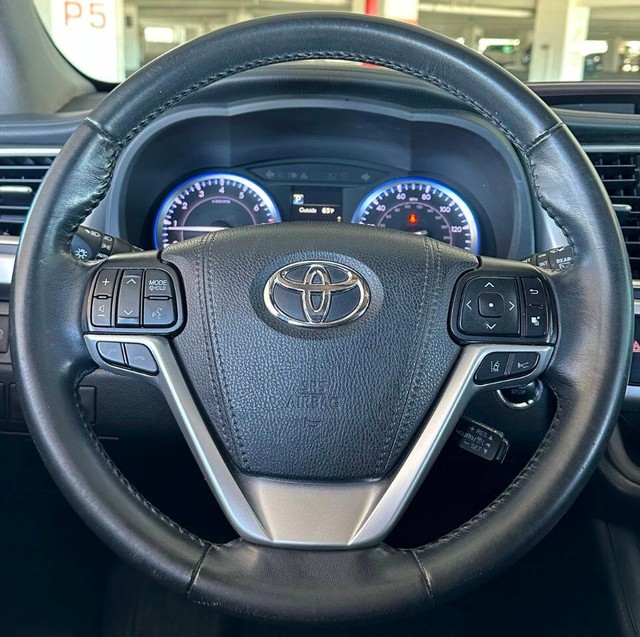 Toyota Highlander Vehicle Full-screen Gallery Image 10