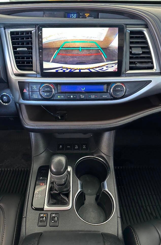 Toyota Highlander Vehicle Full-screen Gallery Image 12