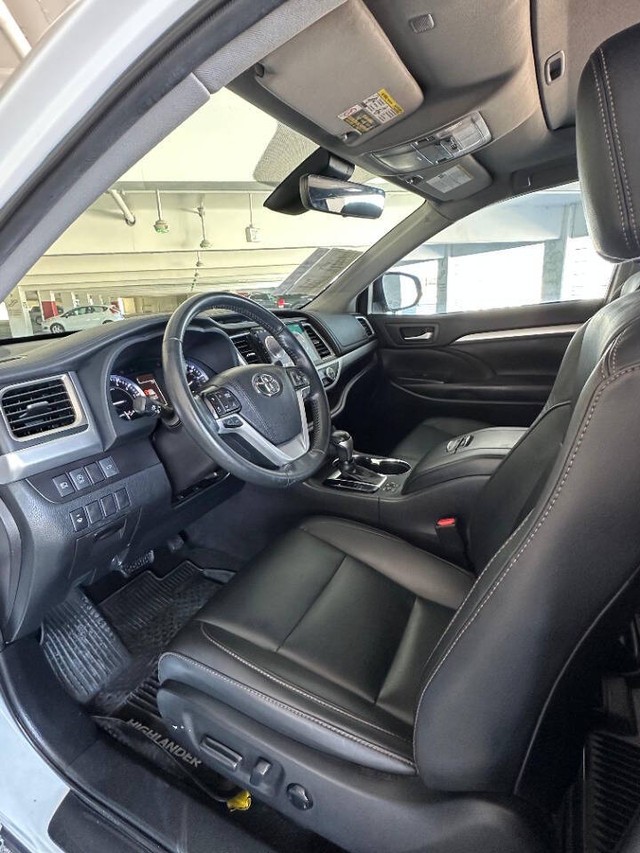 Toyota Highlander Vehicle Full-screen Gallery Image 13
