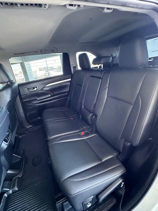 Toyota Highlander Vehicle Full-screen Gallery Image 14