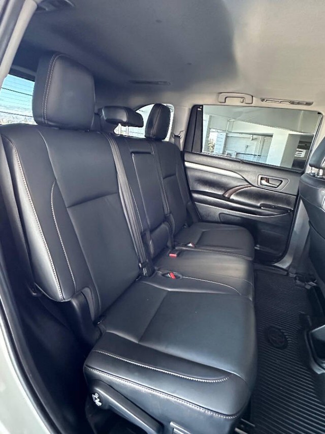 Toyota Highlander Vehicle Full-screen Gallery Image 15