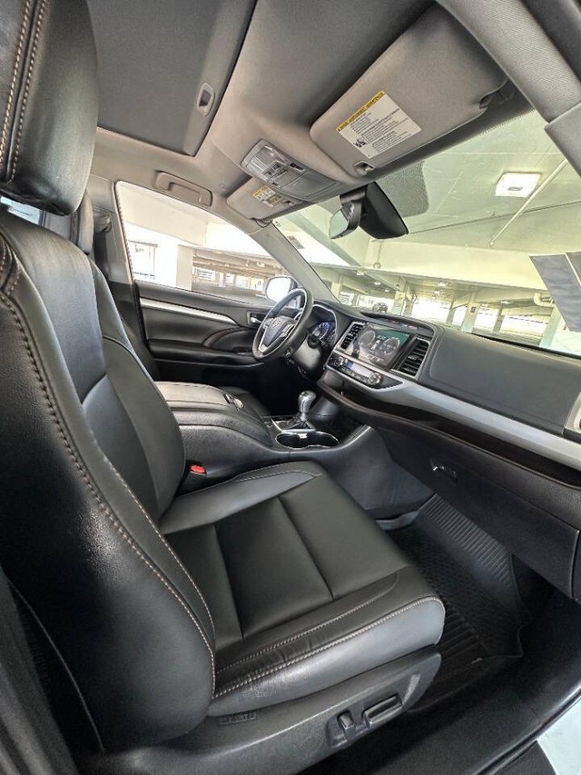 Toyota Highlander Vehicle Full-screen Gallery Image 16