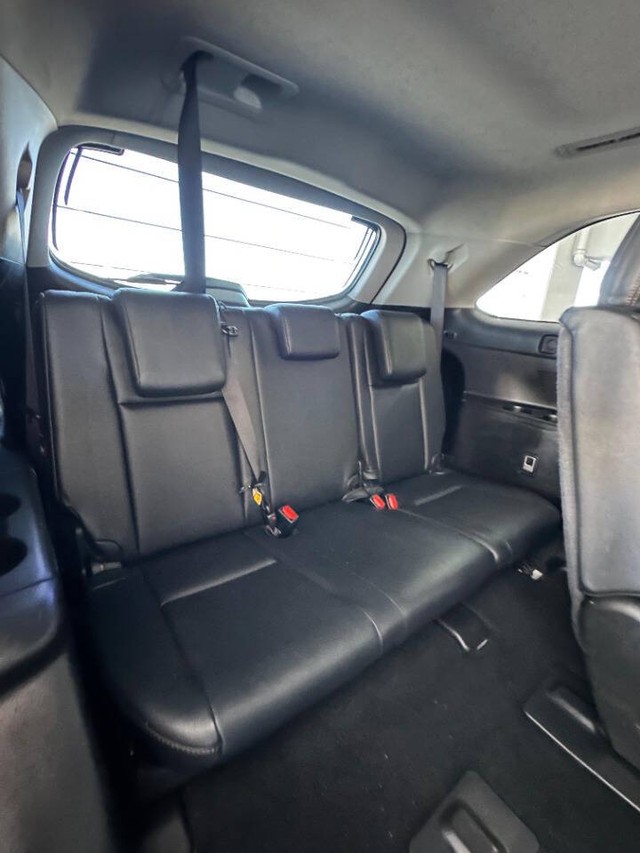 Toyota Highlander Vehicle Full-screen Gallery Image 17