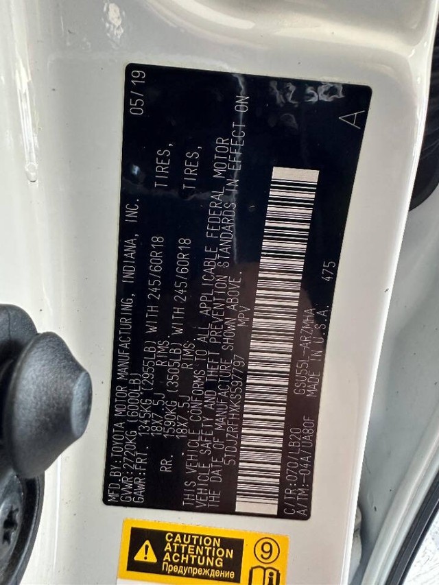 Toyota Highlander Vehicle Full-screen Gallery Image 22