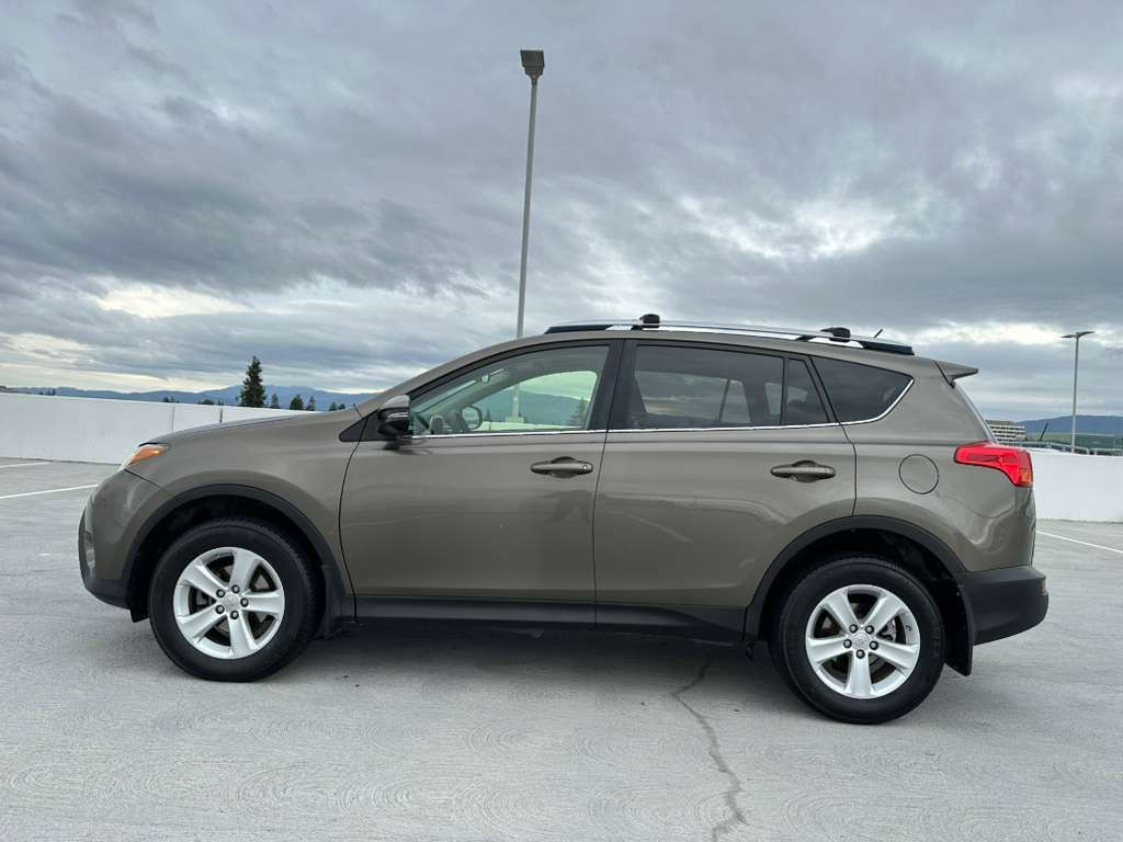 Toyota RAV4 Vehicle Full-screen Gallery Image 02