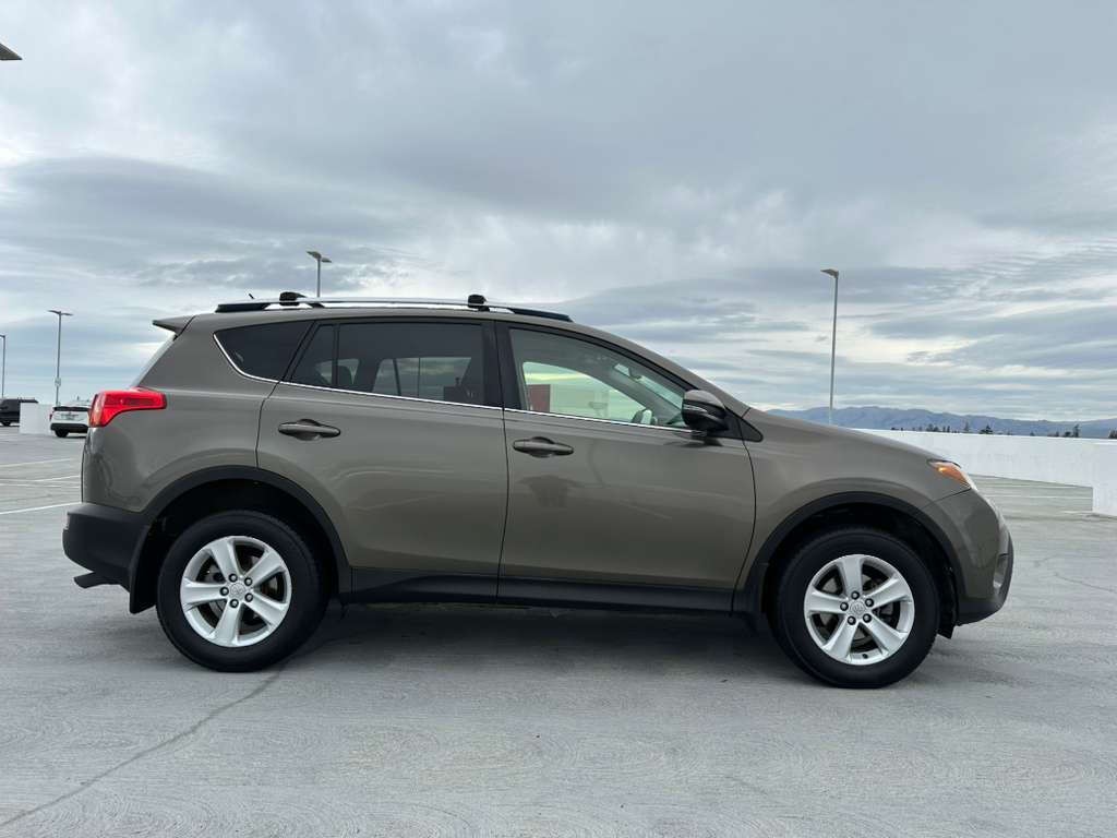 Toyota RAV4 Vehicle Full-screen Gallery Image 06