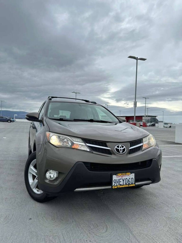 Toyota RAV4 Vehicle Full-screen Gallery Image 03