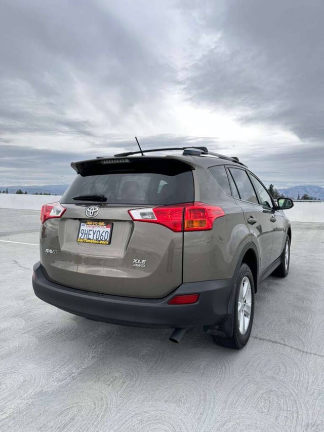 Toyota RAV4 Vehicle Full-screen Gallery Image 04