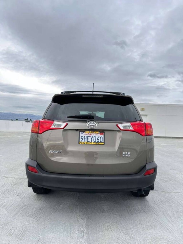 Toyota RAV4 Vehicle Full-screen Gallery Image 05