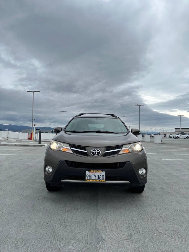 Toyota RAV4 Vehicle Full-screen Gallery Image 07