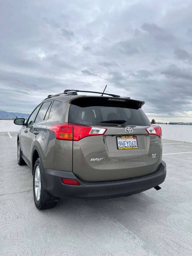 Toyota RAV4 Vehicle Full-screen Gallery Image 08
