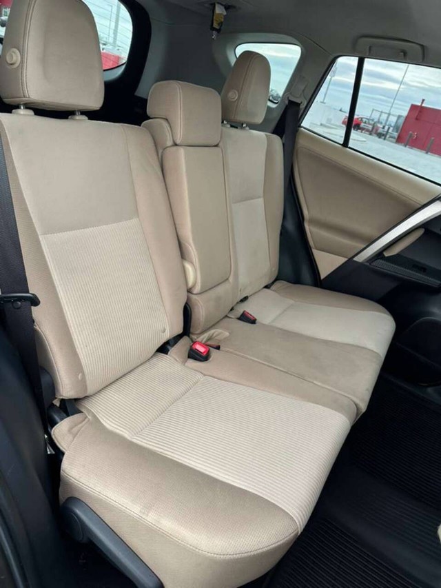 Toyota RAV4 Vehicle Full-screen Gallery Image 10