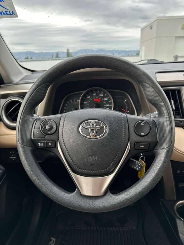 Toyota RAV4 Vehicle Full-screen Gallery Image 11