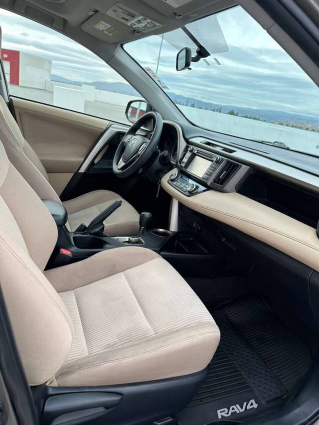 Toyota RAV4 Vehicle Full-screen Gallery Image 12