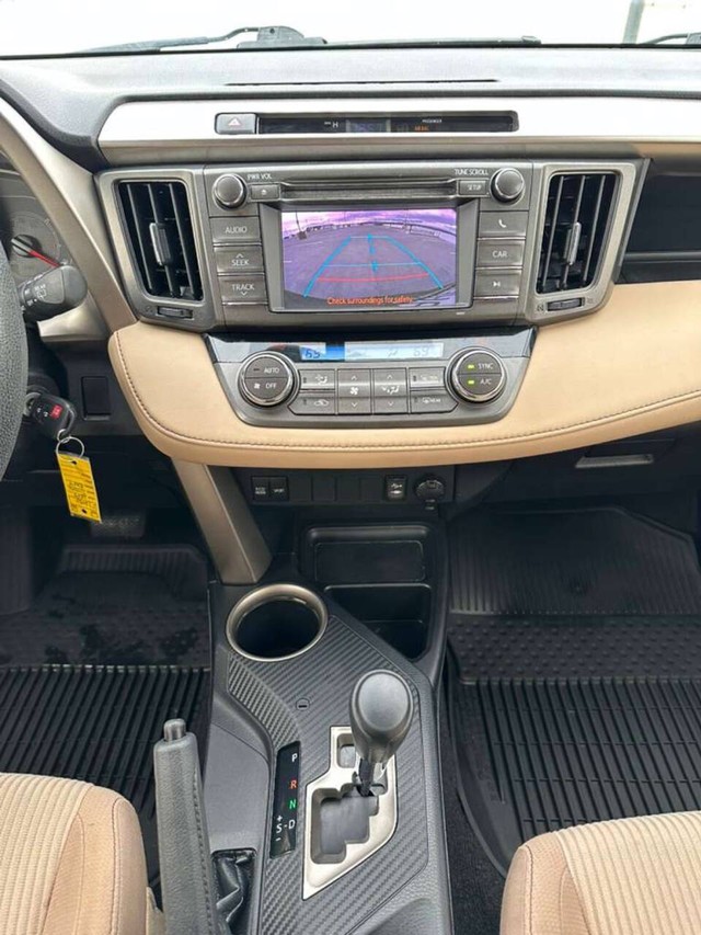 Toyota RAV4 Vehicle Full-screen Gallery Image 13