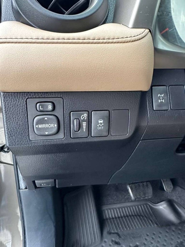 Toyota RAV4 Vehicle Full-screen Gallery Image 14