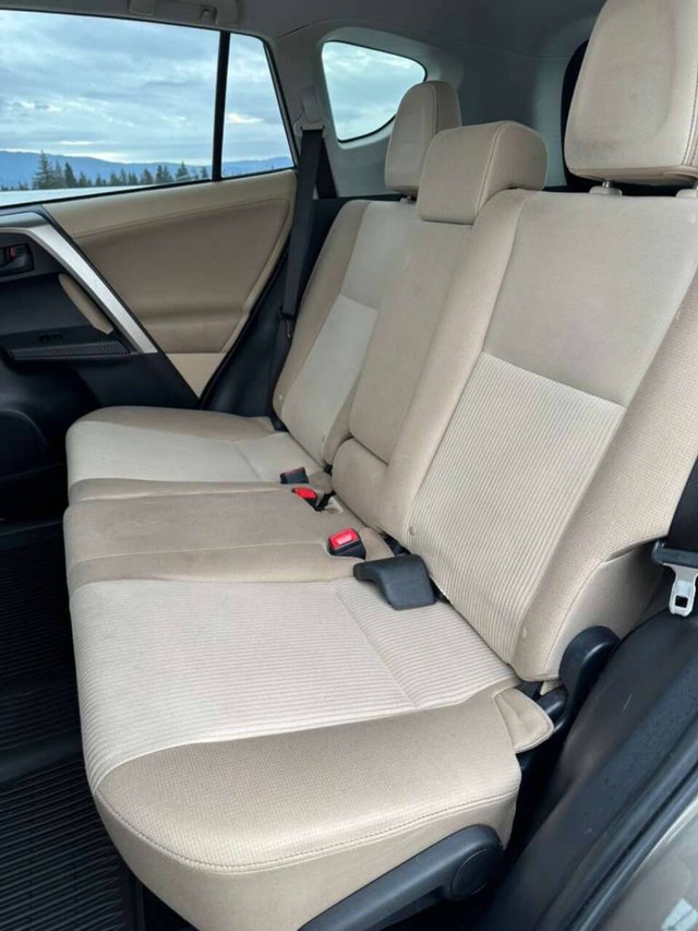 Toyota RAV4 Vehicle Full-screen Gallery Image 15