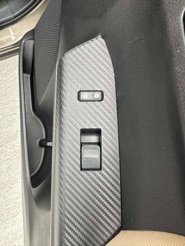 Toyota RAV4 Vehicle Full-screen Gallery Image 16