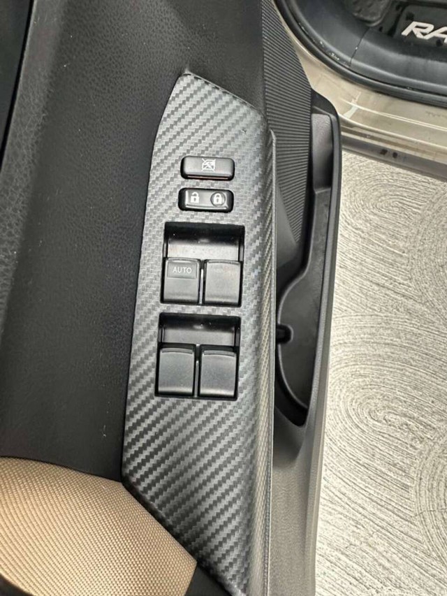 Toyota RAV4 Vehicle Full-screen Gallery Image 17