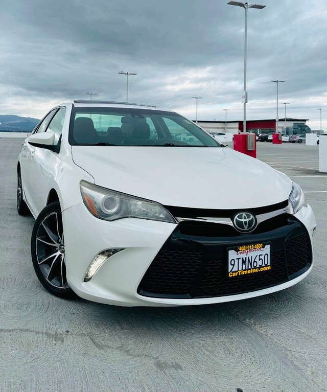 Toyota Camry Vehicle Full-screen Gallery Image 03