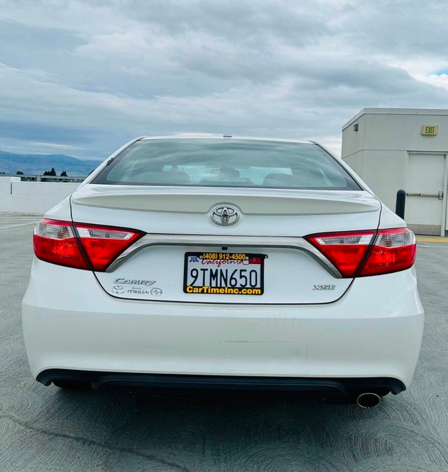 Toyota Camry Vehicle Full-screen Gallery Image 06