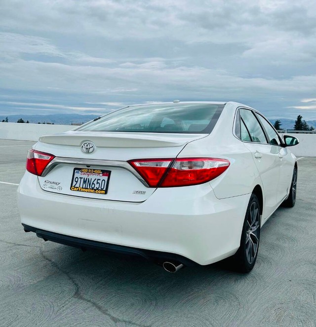 Toyota Camry Vehicle Full-screen Gallery Image 07