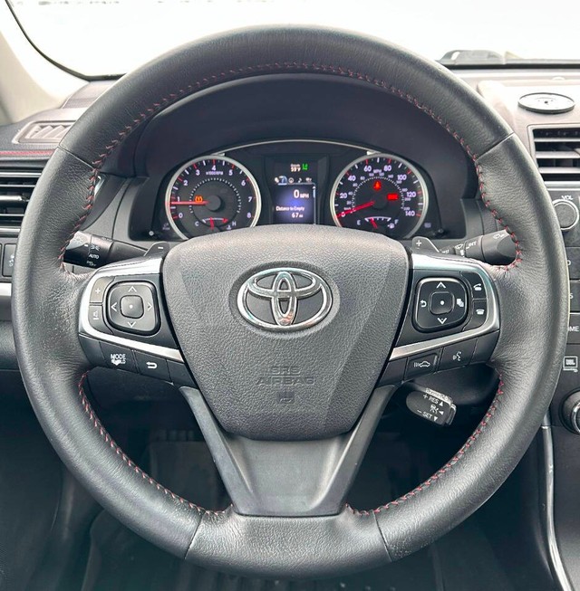 Toyota Camry Vehicle Full-screen Gallery Image 10