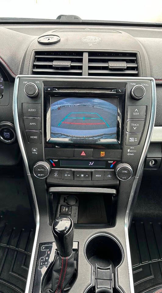 Toyota Camry Vehicle Full-screen Gallery Image 12