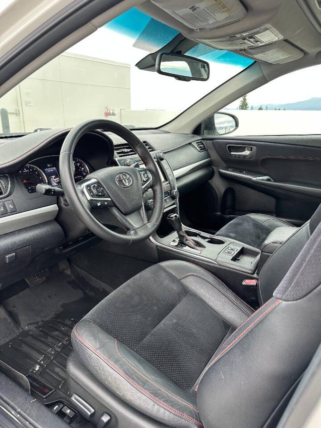 Toyota Camry Vehicle Full-screen Gallery Image 13