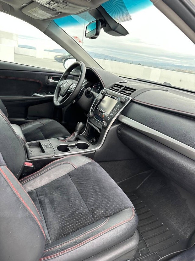 Toyota Camry Vehicle Full-screen Gallery Image 16