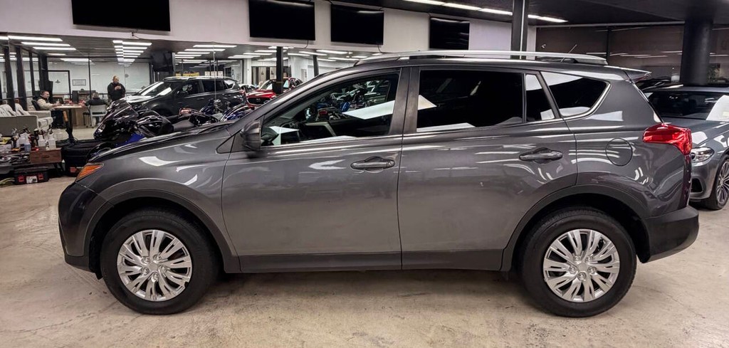 Toyota RAV4 Vehicle Full-screen Gallery Image 07