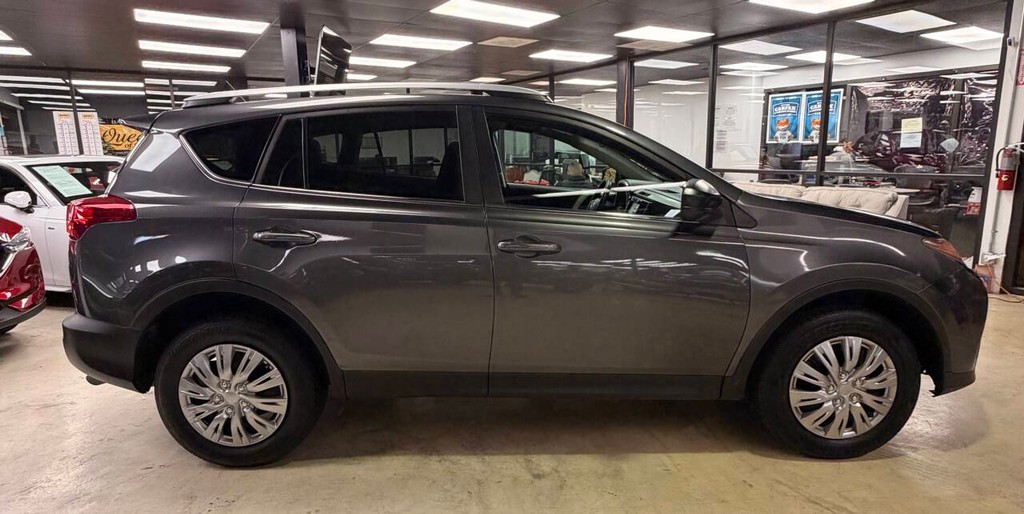 Toyota RAV4 Vehicle Full-screen Gallery Image 08